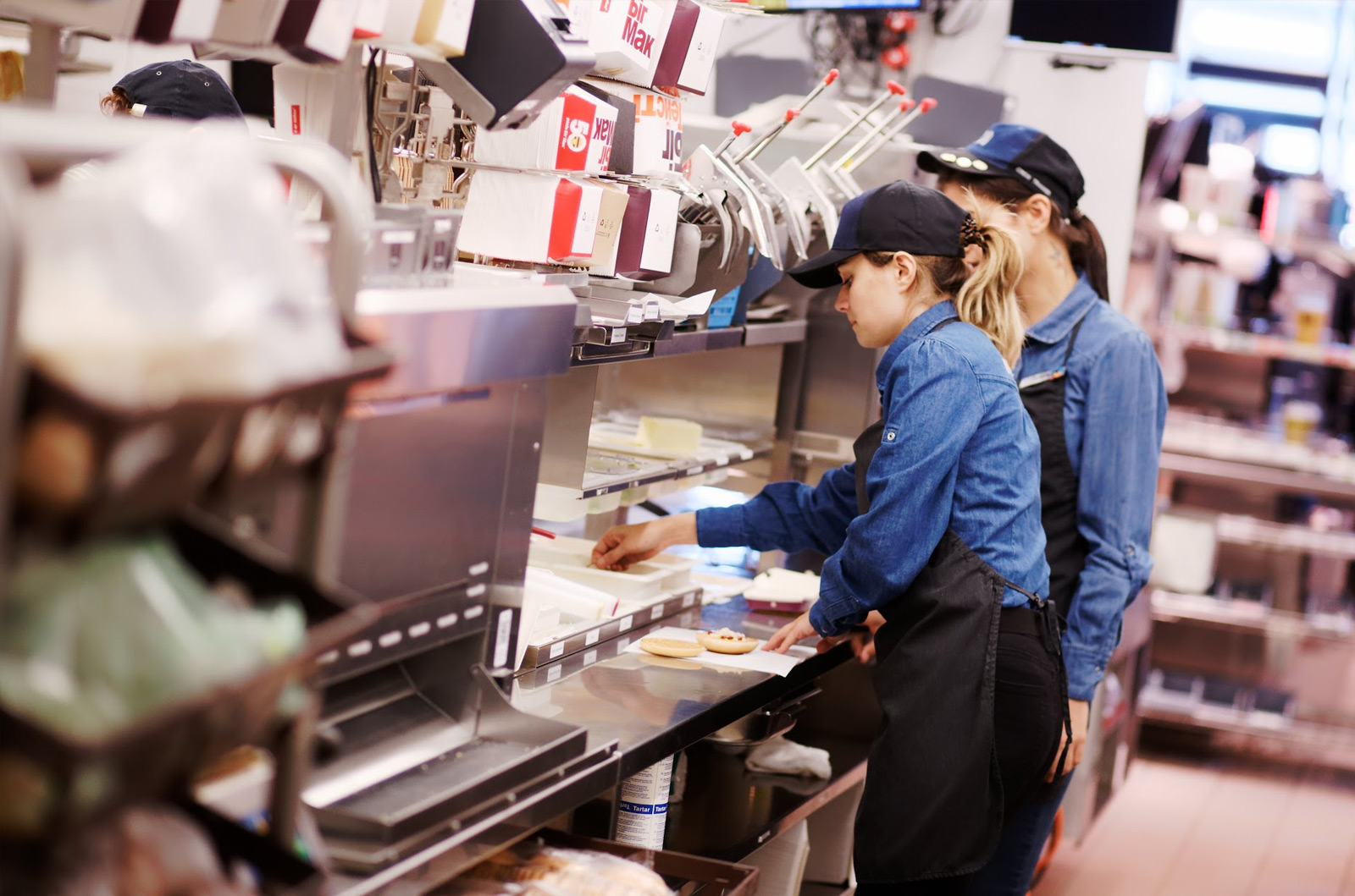 Працівник ресторану швидкого харчування McDonald’s — 2