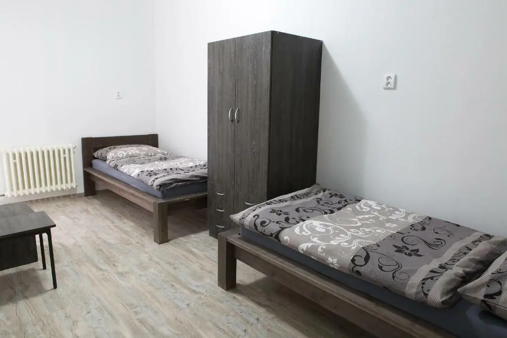 Кімната з двома ліжками і шафою