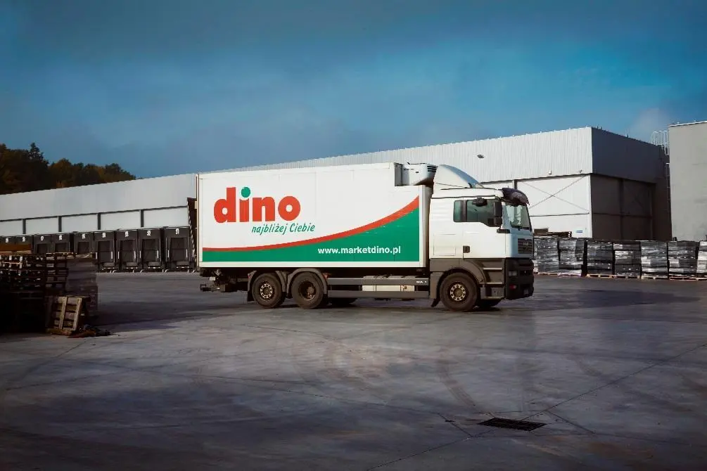 Грузовик Dino у склада