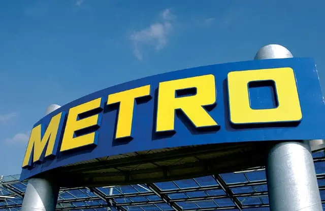 Вивіска METRO на фасаді