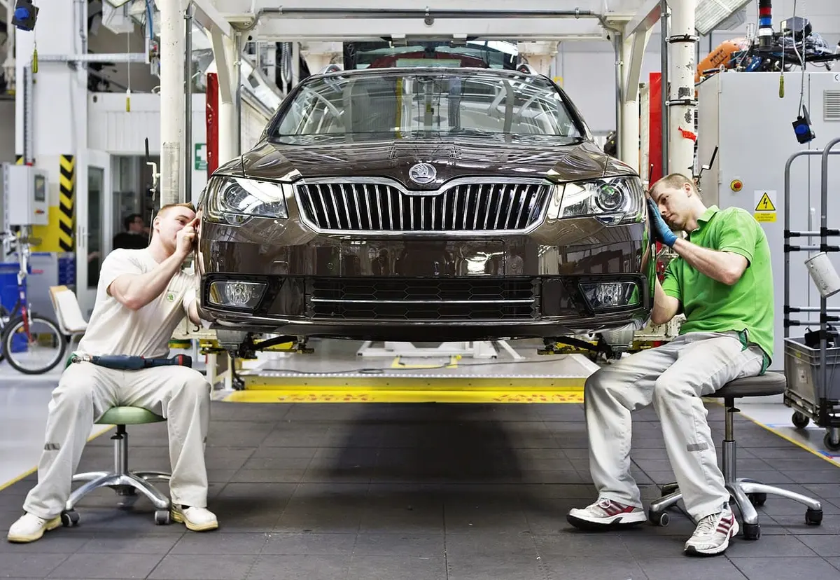 Работа под кузовом автомобиля на сборочной линии
