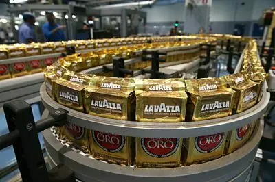 Упакованный кофе на поворотном конвейере