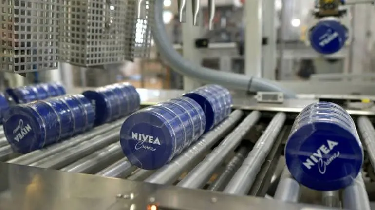 Банки крему Nivea на конвеєрі