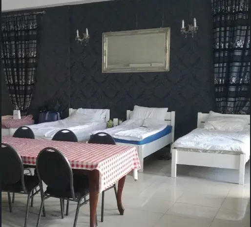 Кімната на кілька ліжок зі столом