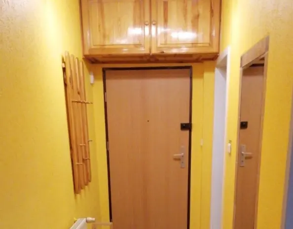 Коридор у житлі для працівників