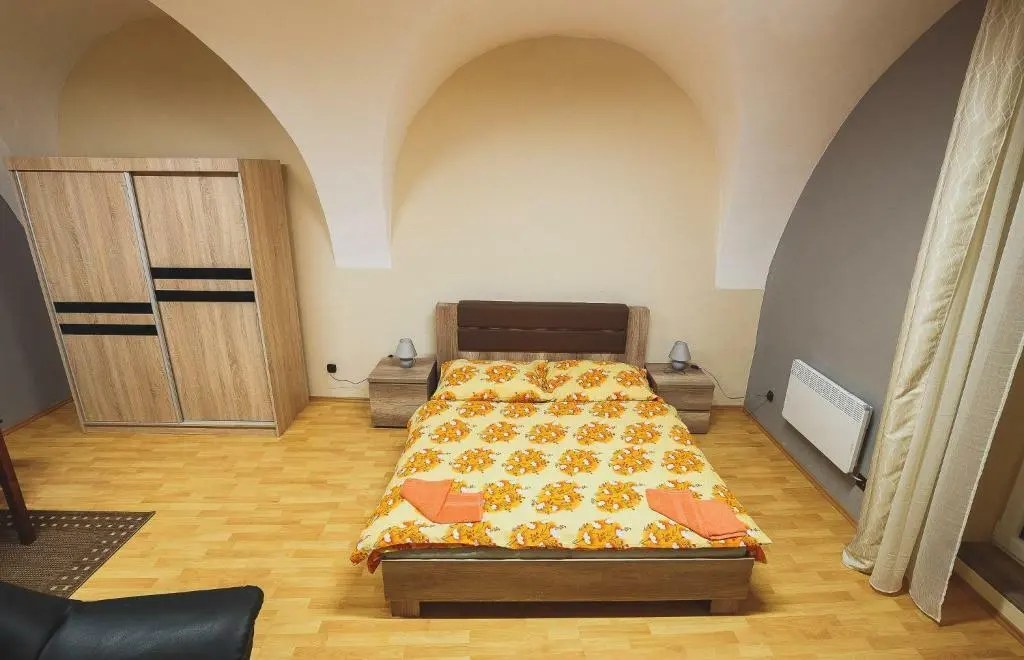 Спальня в квартирі для працівників