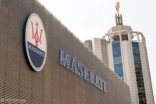 Логотип Maserati на фасаді заводу