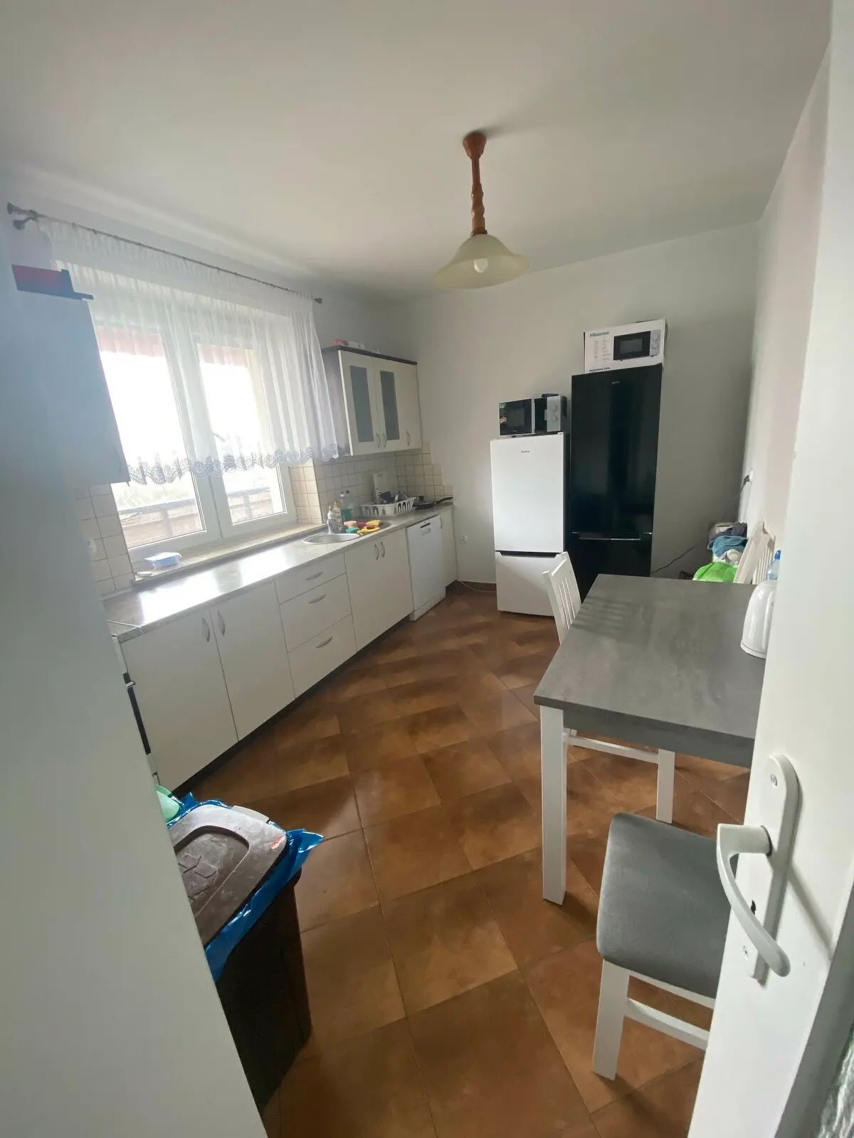 Кухня с обеденным столом в жилье, Оммел