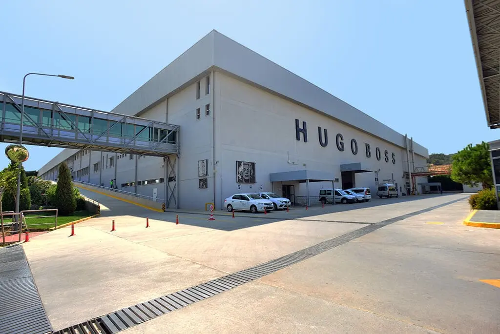 Корпус HUGO BOSS із логотипом на фасаді